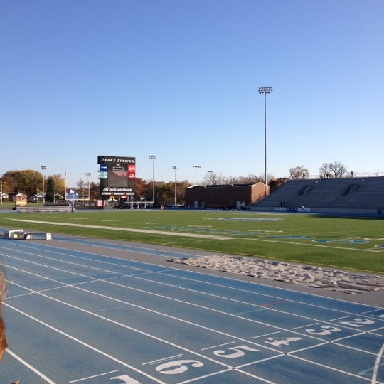 รูปภาพถ่ายที่ Drake Stadium โดย Kari H. เมื่อ 10/21/2012