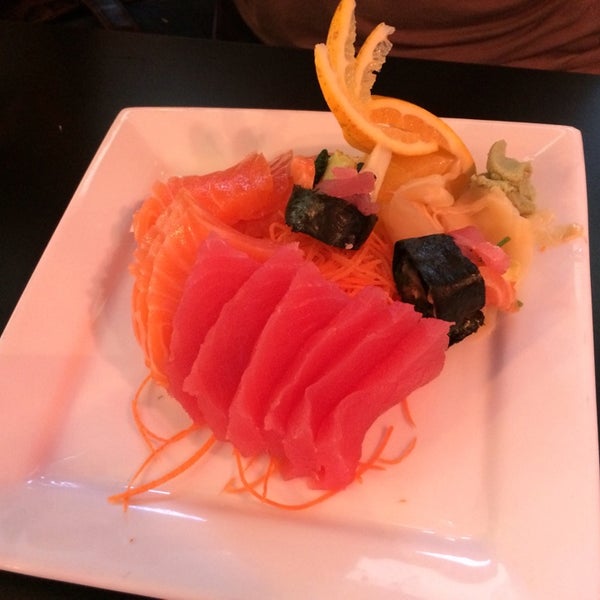 Foto tirada no(a) Bento Sushi por Harvey B. em 11/9/2013