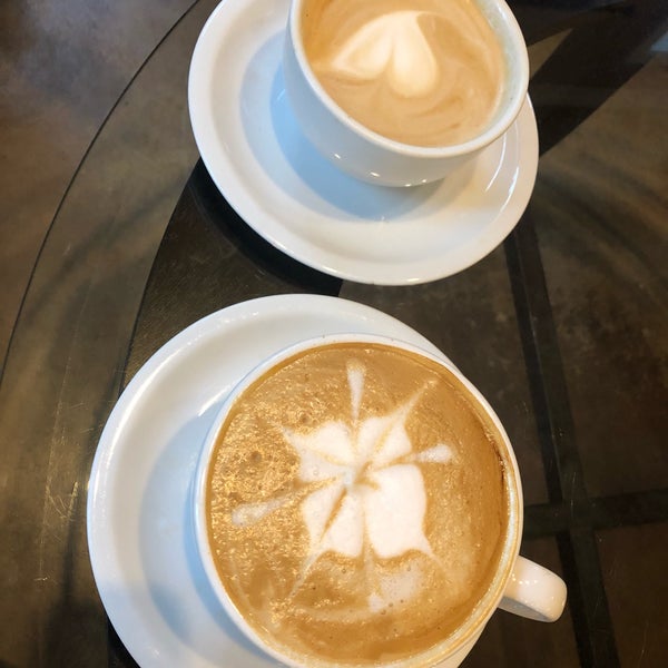 รูปภาพถ่ายที่ Kora Kora Coffee โดย Merideth M. เมื่อ 4/17/2019