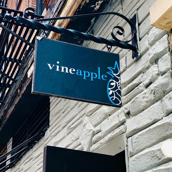 4/17/2021 tarihinde Conrad D.ziyaretçi tarafından Vineapple Cafe'de çekilen fotoğraf