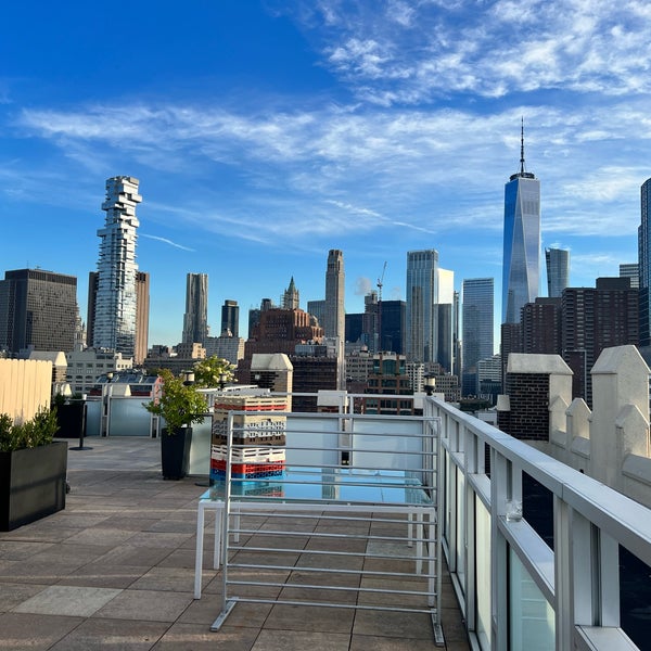 Foto diambil di Tribeca Rooftop oleh Carlos Fernando R. pada 9/12/2022
