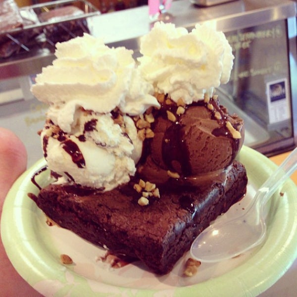 Foto diambil di The Hop Ice Cream Cafe oleh Aidan F. pada 5/25/2013