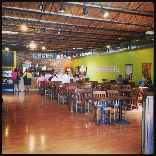 รูปภาพถ่ายที่ Geeksboro Coffeehouse Cinema โดย Daniel M. P. เมื่อ 5/27/2013