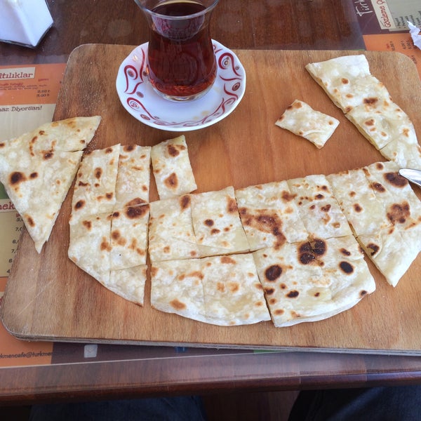 Das Foto wurde bei Türkmen Cafe von Ahmet Ş. am 8/20/2015 aufgenommen