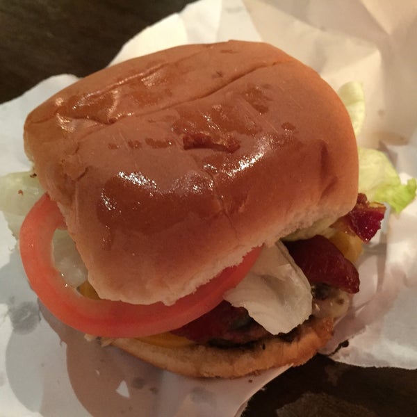 10/9/2015 tarihinde Marcelo Y.ziyaretçi tarafından Burger Joint'de çekilen fotoğraf