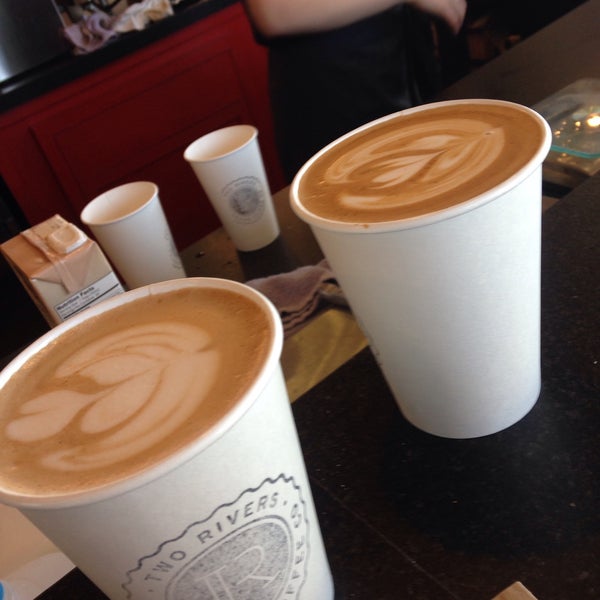 Foto tirada no(a) Two Rivers Craft Coffee Company por Amber K. em 3/28/2015