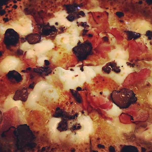 3/30/2014 tarihinde Bob M.ziyaretçi tarafından Burrata Wood Fired Pizza'de çekilen fotoğraf