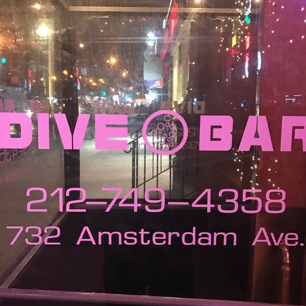 รูปภาพถ่ายที่ Dive Bar โดย Bob M. เมื่อ 1/22/2017