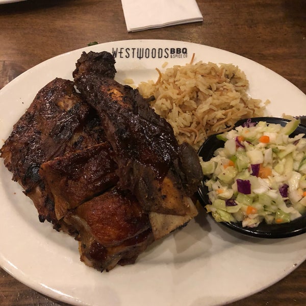 Foto tomada en Westwoods BBQ &amp; Spice Co.  por Eric G. el 2/3/2018