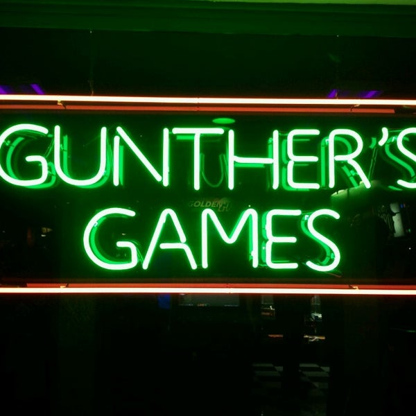 รูปภาพถ่ายที่ Gunther&#39;s Games โดย Andi K. เมื่อ 3/24/2013