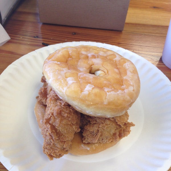 1/23/2016에 Marty M.님이 Sam&#39;s Fried Chicken &amp; Donuts에서 찍은 사진
