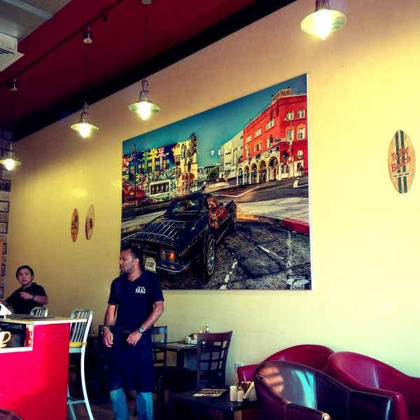 Foto tirada no(a) HEAT Cafe &amp; Grill por Jez M. em 5/17/2014