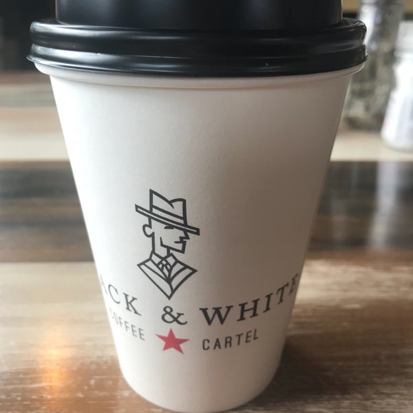 1/31/2018 tarihinde Melanie L.ziyaretçi tarafından Black &amp; White Coffee Cartel'de çekilen fotoğraf