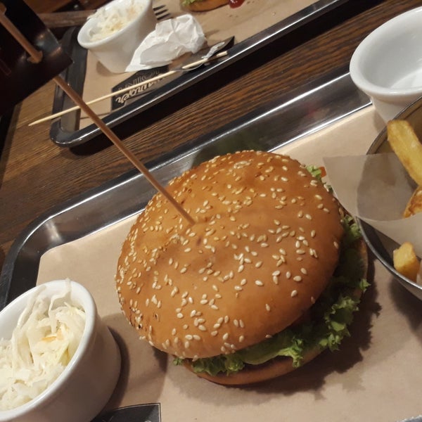 Das Foto wurde bei Burger Joint von Emel Ç. am 3/14/2019 aufgenommen