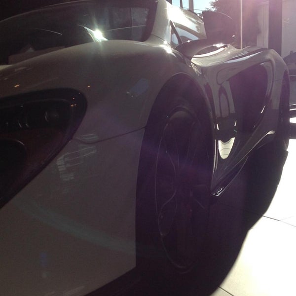 Das Foto wurde bei McLaren Auto Gallery Beverly Hills von Venus B. am 11/15/2015 aufgenommen