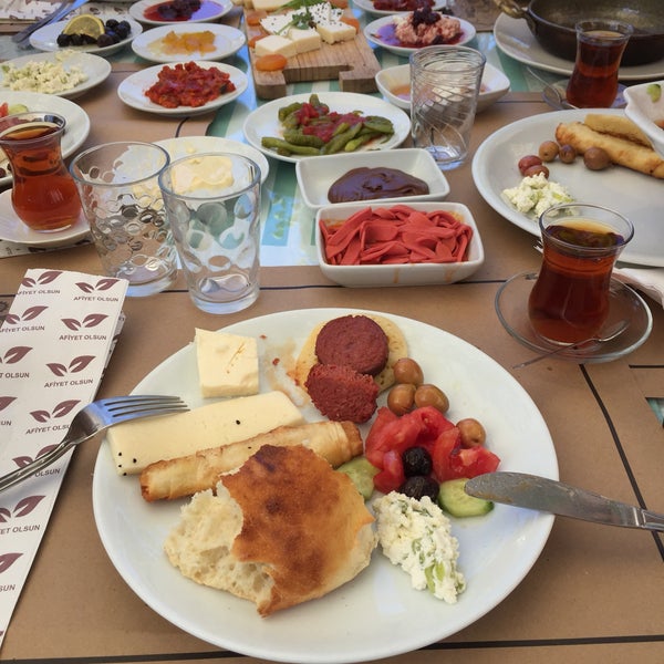 Das Foto wurde bei Saklıgöl Restaurant &amp; Cafe von Şamil Ö. am 7/4/2020 aufgenommen