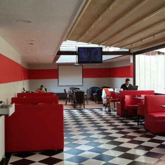 9/1/2013에 Özer D.님이 Times Caddesi Cafe &amp; Restaurant에서 찍은 사진