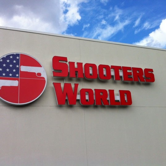Foto scattata a Shooters World da Sean W. il 12/8/2012