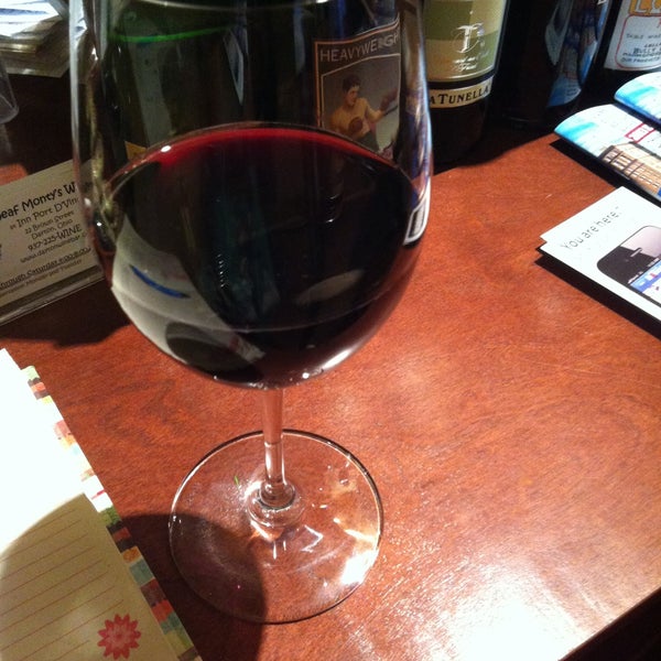 Foto tomada en Deaf Monty&#39;s Wine  por Jesy A. el 4/12/2013