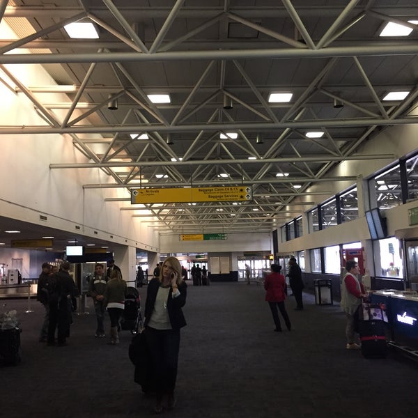 Foto tirada no(a) LaGuardia Airport (LGA) por Jonathan S. em 3/27/2015
