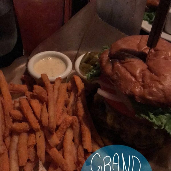 the queso jalapeno burger with chronic fries was amazing! i was also happy to see the vegan/vegetarians options for my friends too!