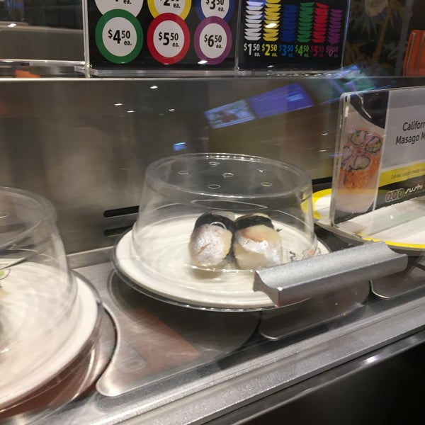 Foto tirada no(a) Sushi + Rotary Sushi Bar por Cliff R. em 2/15/2018