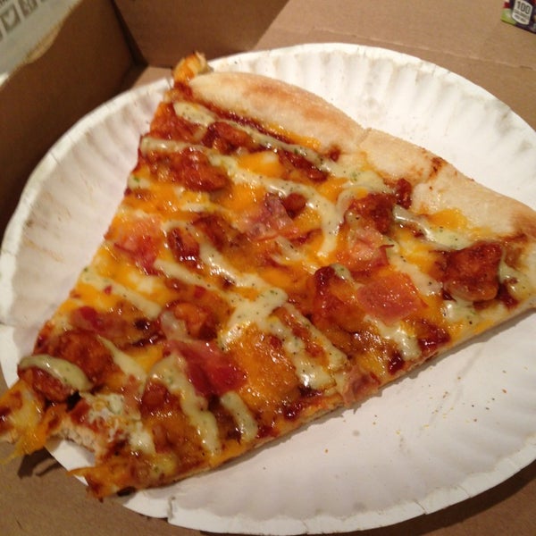 รูปภาพถ่ายที่ Big G&#39;s Pizza โดย Dominique T. เมื่อ 7/13/2013