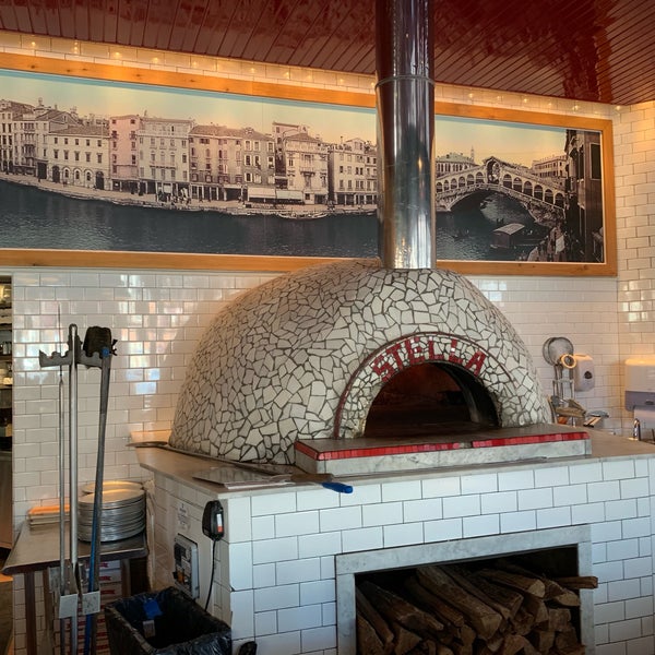 Foto tomada en Pizzeria Stella  por Kathleen M. el 3/16/2019