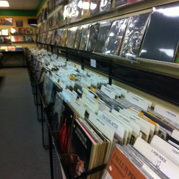 รูปภาพถ่ายที่ Scotti&#39;s Record Shop โดย Heidi B. เมื่อ 12/20/2012