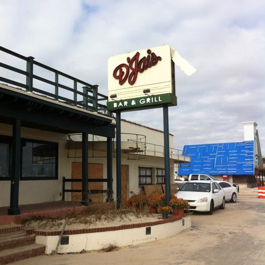 Photo prise au D&#39;Jais Oceanview Bar &amp; Cafe par Heidi B. le11/14/2012