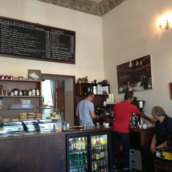9/6/2013 tarihinde Caspar Clemens M.ziyaretçi tarafından bagel, coffee &amp; culture'de çekilen fotoğraf