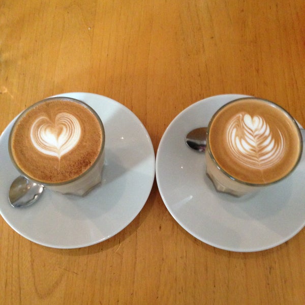 Geheimtipp im Kiez für guten Kaffee: Von Flat White bis Americano alles im Angebot. Wenn der Inhaber (erkennbar am Basecap) diese zubereitet, können sie durchaus mit gehobenen Coffeeshops mithalten.