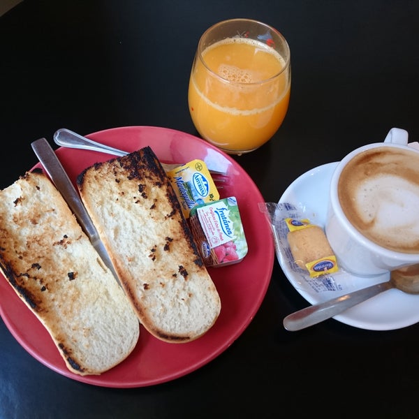 Tus desayunos en YaYa: Café, zumo natural y bollería o tostadas por 3 euros.