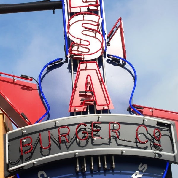รูปภาพถ่ายที่ LSA Burger Co. โดย LSA Burger Co. เมื่อ 3/3/2015