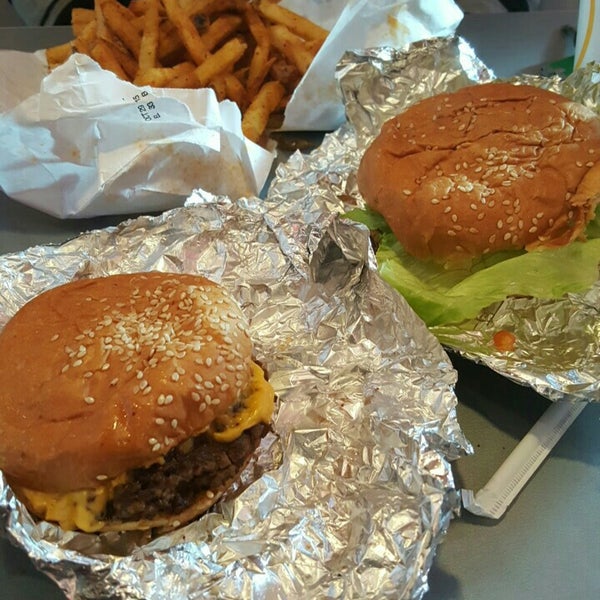 Foto scattata a Z-Burger da Loc&#39;ed LOVELY il 12/29/2015