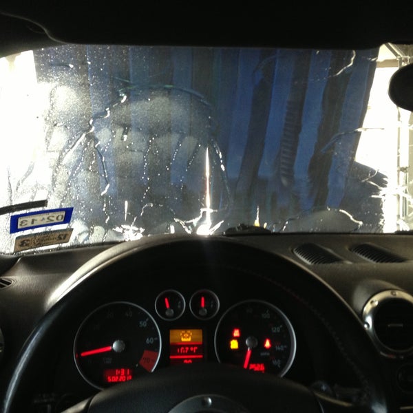 Foto scattata a The Bubble Bath Car Wash da Michael E. il 5/2/2013