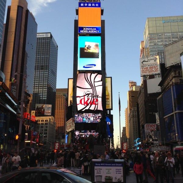 Foto diambil di Broadway @ Times Square Hotel oleh Leonardo C. pada 4/30/2013