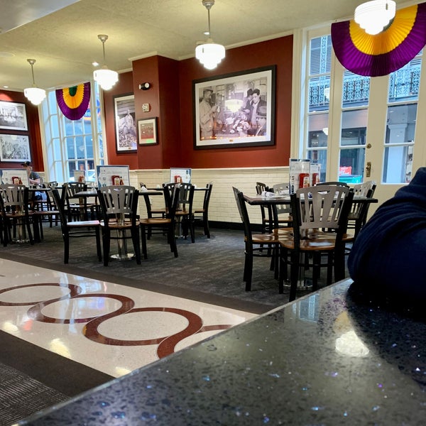 1/14/2022 tarihinde Phillip D.ziyaretçi tarafından Deanie&#39;s Seafood Restaurant in the French Quarter'de çekilen fotoğraf