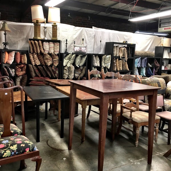 Photos à LostnFound Youth Thrift Store Boutique vintage et friperie