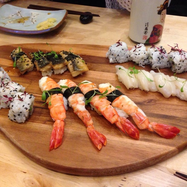 Снимок сделан в Umezushi пользователем Krystal H. 12/2/2013