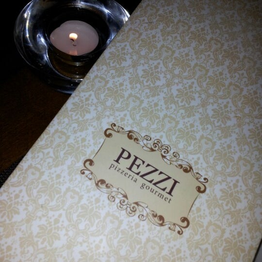 Foto tirada no(a) Pezzi Pizzeria Gourmet por Edison Z. em 12/18/2012