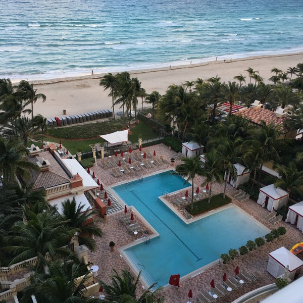 Foto scattata a Acqualina Resort &amp; Spa On The Beach da Marla C. il 4/3/2017