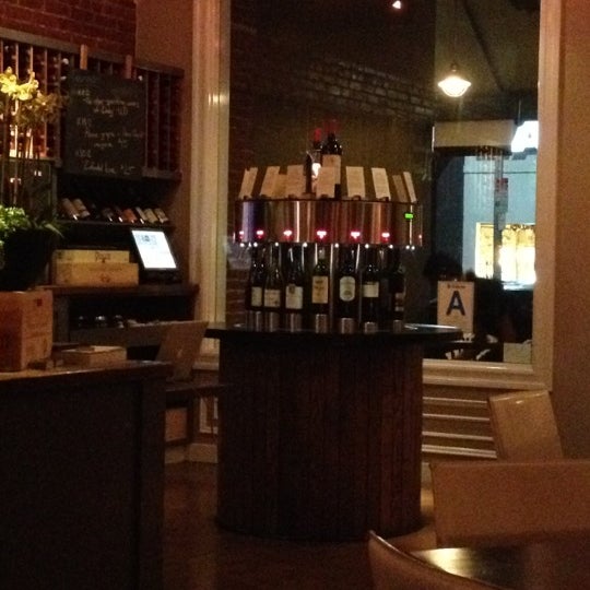 Foto tirada no(a) 3Twenty Wine Lounge por Elissa K. em 11/10/2012