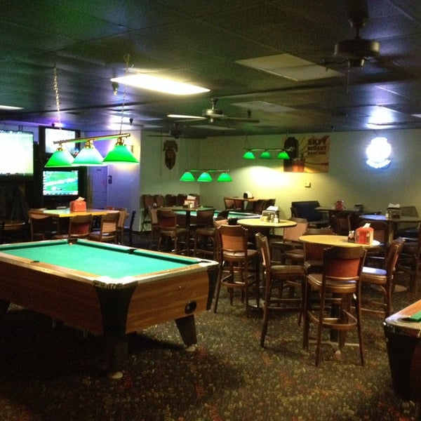 Снимок сделан в Duke&#39;s Sports Bar &amp; Grill пользователем Miranda M. 10/21/2013
