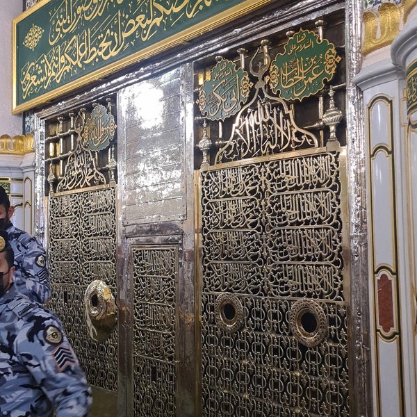 Photo taken at قبر الرسول صلى الله عليه وسلم Tomb of the Prophet (peace be upon him) by Aziz on 4/19/2023