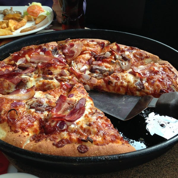 3/29/2013 tarihinde Alexander A.ziyaretçi tarafından Pizza Hut'de çekilen fotoğraf