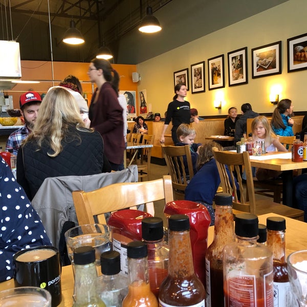 Das Foto wurde bei Portage Bay Cafe &amp; Catering von Lee T. am 10/5/2018 aufgenommen