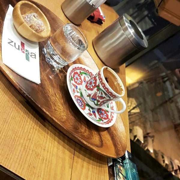 รูปภาพถ่ายที่ Zukka Kitap &amp; Kafe โดย . เมื่อ 3/4/2018