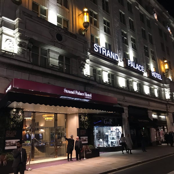 รูปภาพถ่ายที่ Strand Palace Hotel โดย Mauro G. เมื่อ 10/10/2018