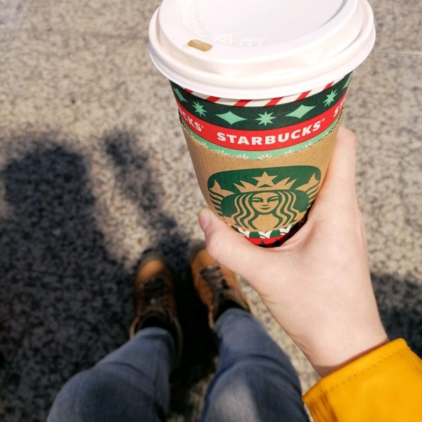 Das Foto wurde bei Starbucks von Darline . am 12/19/2020 aufgenommen